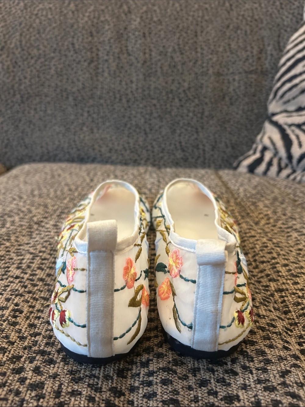 Zara White Floral Embroidered Flats - Picture 2 of 3